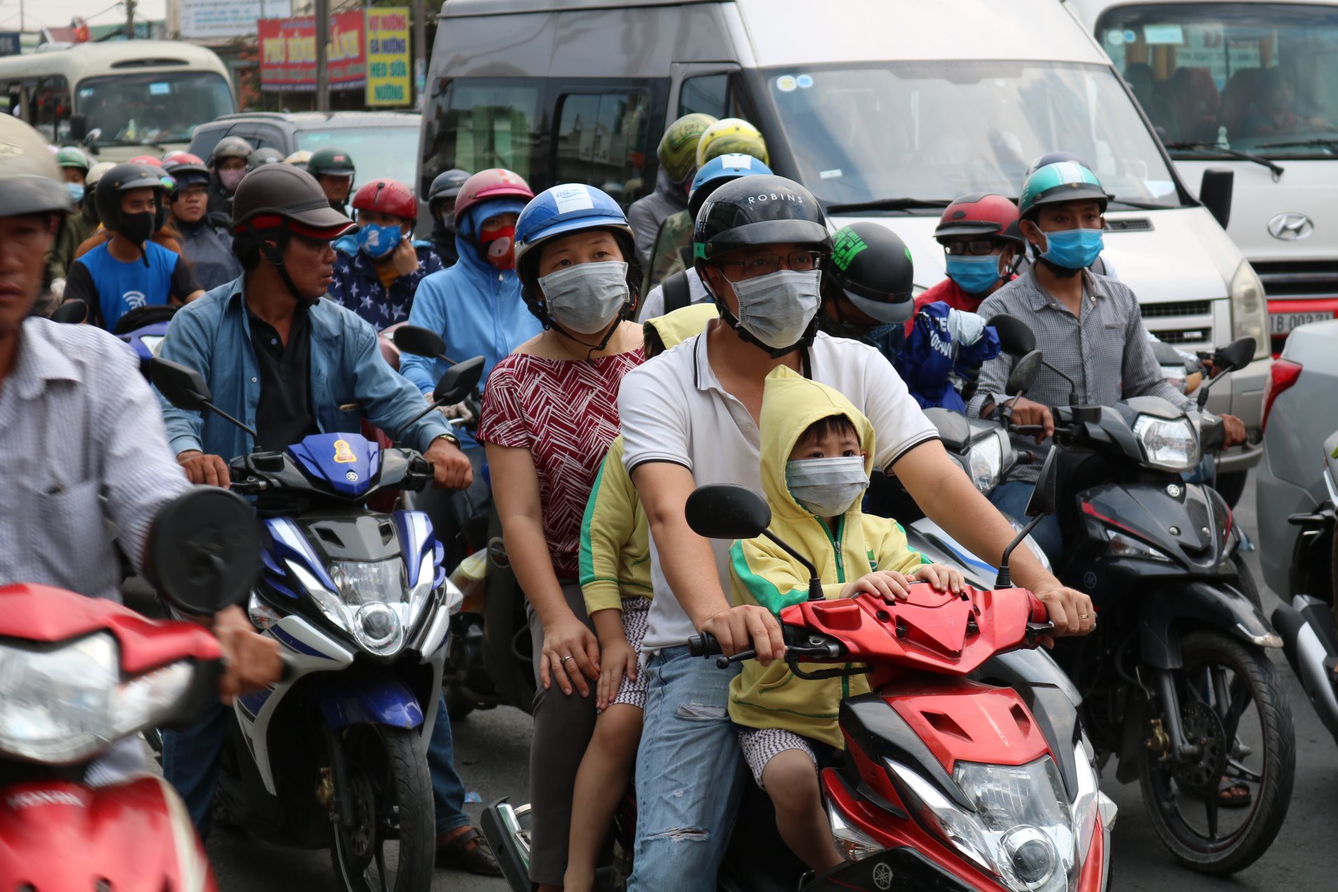 Ngày cuối kì nghỉ lễ: Người dân ùn ùn đổ về TP HCM - Ảnh 11.