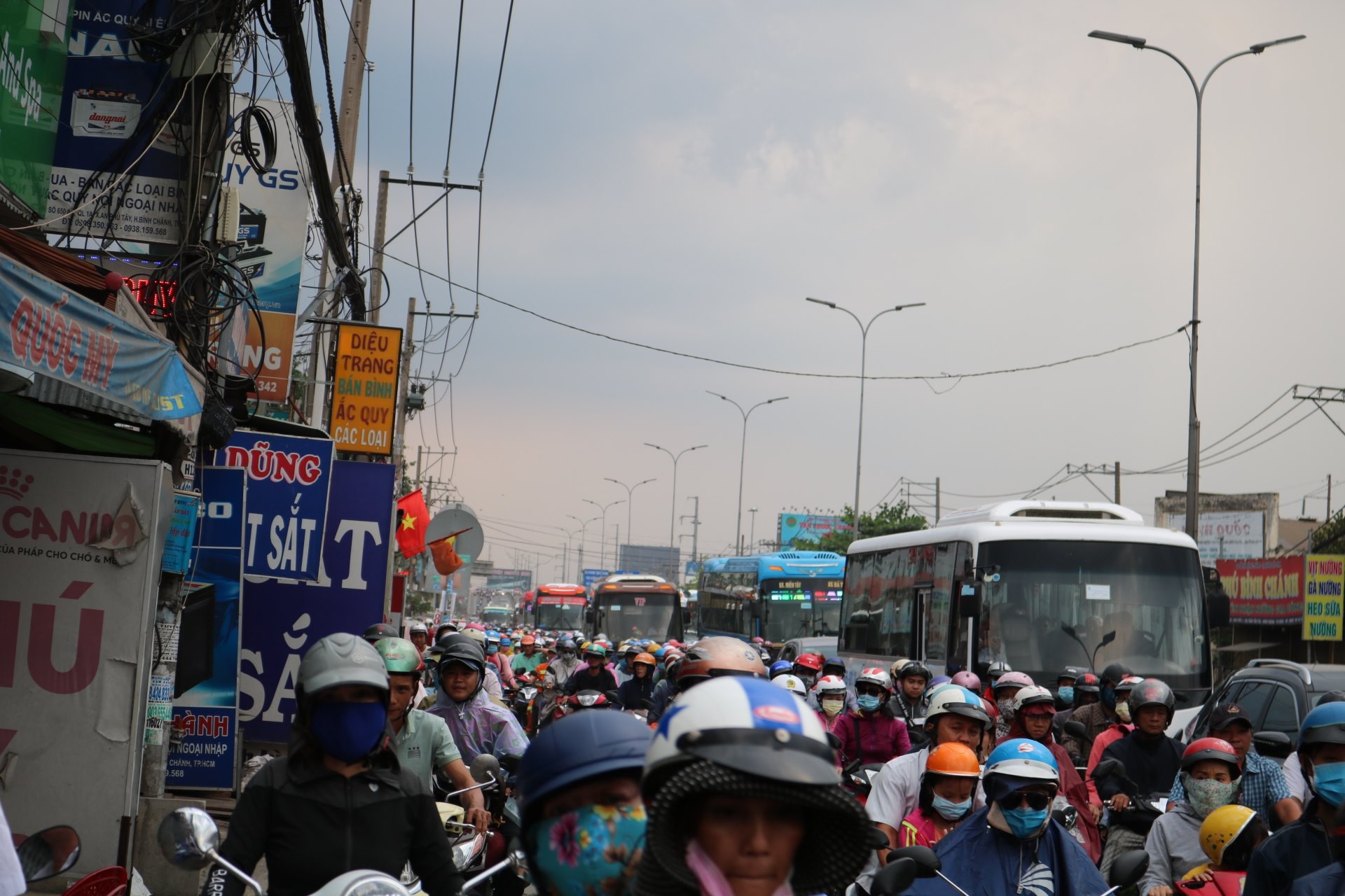 Ngày cuối kì nghỉ lễ: Người dân ùn ùn đổ về TP HCM - Ảnh 12.