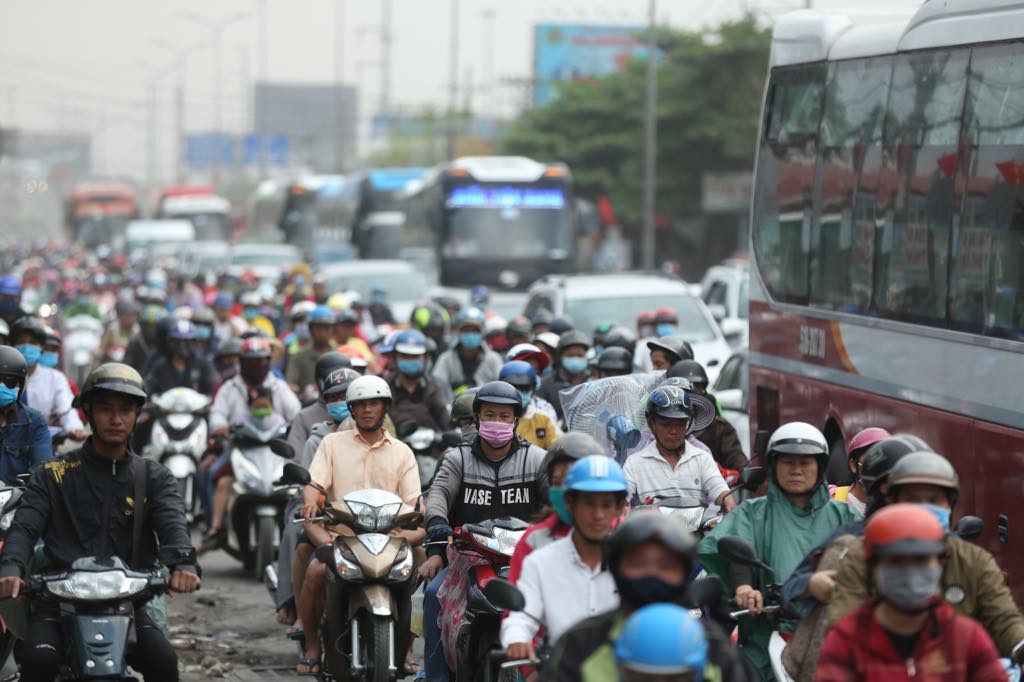 Ngày cuối kì nghỉ lễ: Người dân ùn ùn đổ về TP HCM - Ảnh 4.