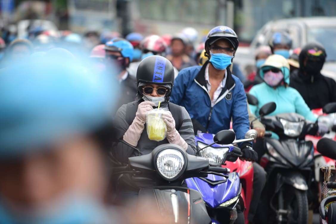 Ngày cuối kì nghỉ lễ: Người dân ùn ùn đổ về TP HCM - Ảnh 6.