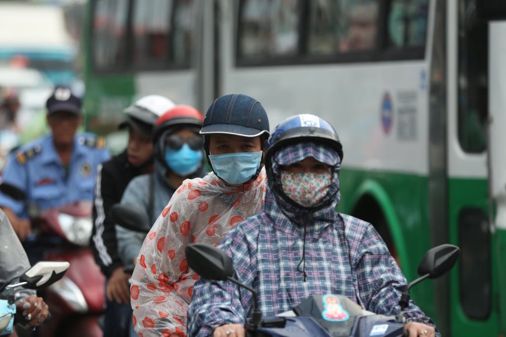 Ngày cuối kì nghỉ lễ: Người dân ùn ùn đổ về TP HCM - Ảnh 5.