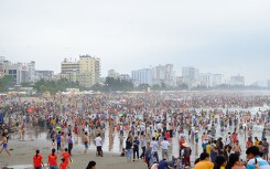 Sầm Sơn đông nghẹt người tắm biển từ sáng sớm