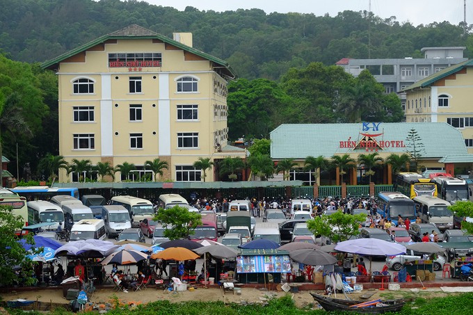 Sầm Sơn đông nghẹt người tắm biển từ sáng sớm - Ảnh 6. Sầm Sơn đông nghẹt người tắm biển từ sáng sớm - Ảnh 6.