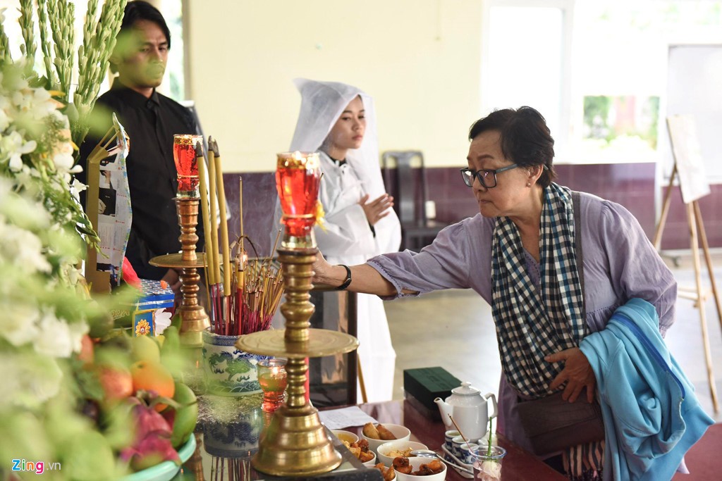 Nghệ sĩ Việt đau buồn khi tới viếng nghệ sĩ Lê Bình - Ảnh 8. Nghệ sĩ Việt đau buồn khi tới viếng nghệ sĩ Lê Bình - Ảnh 8.
