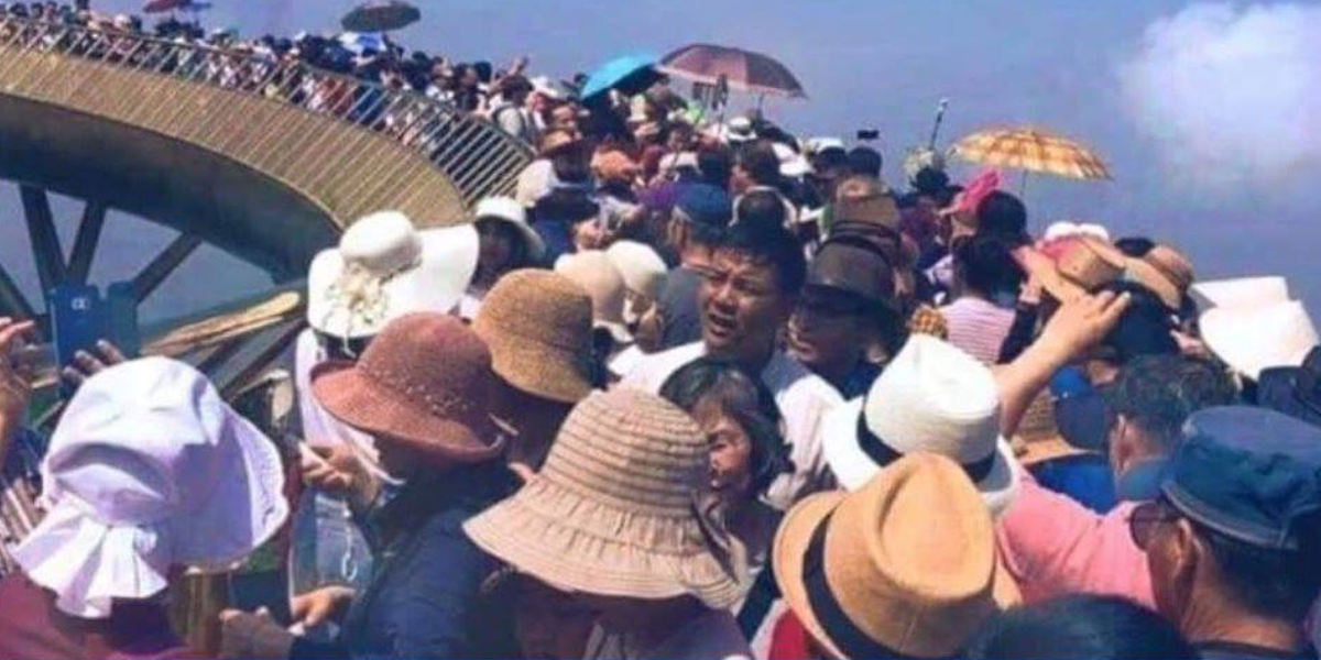 Cầu Vàng quá tải, du khách bất chấp nguy hiểm để chụp hình sống ảo - Ảnh 3. Cầu Vàng quá tải, du khách bất chấp nguy hiểm để chụp hình sống ảo - Ảnh 3.