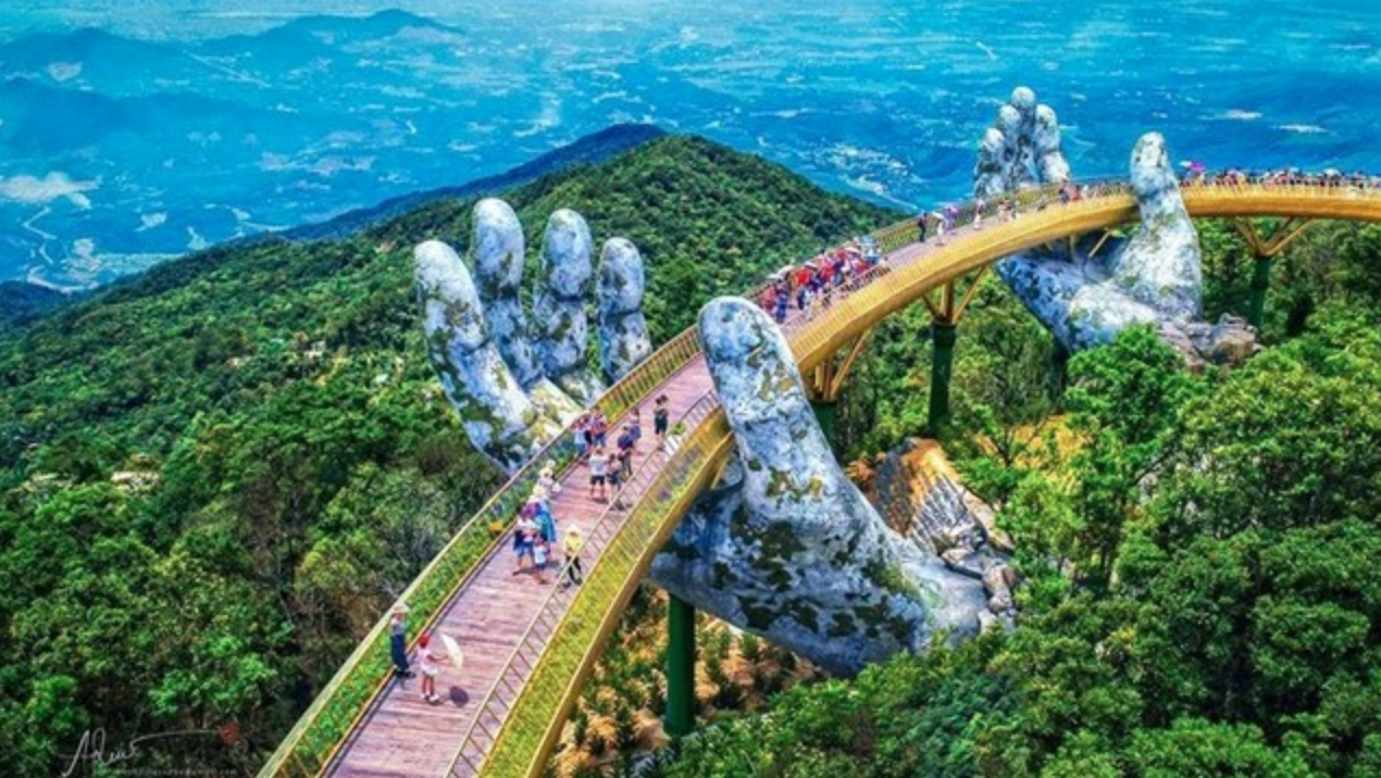 Cầu Vàng quá tải, du khách bất chấp nguy hiểm để chụp hình sống ảo - Ảnh 4. Cầu Vàng quá tải, du khách bất chấp nguy hiểm để chụp hình sống ảo - Ảnh 4.