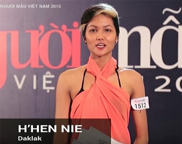 HHen Niê và chặng đường thay đổi phong cách thời trang - Ảnh 4. HHen Niê và chặng đường thay đổi phong cách thời trang - Ảnh 4.
