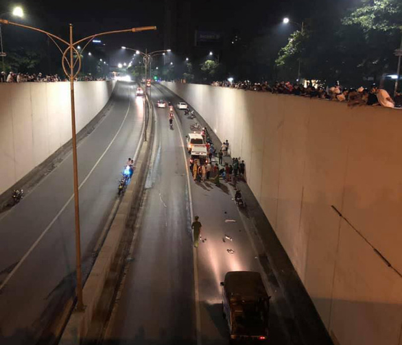 Tông chết 2 người ở hầm Kim Liên, tài xế Mercedes lòng vòng tìm biển bị rơi - Ảnh 3.
