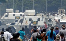 Xe quân sự chạy lên đám đông người biểu tình ở Venezuela