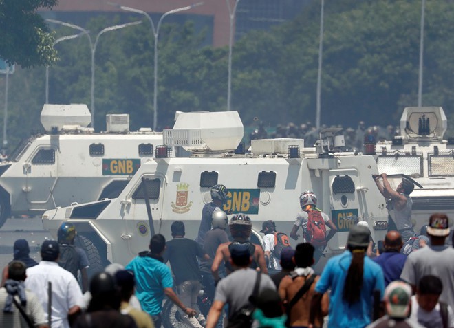Xe quân sự chạy lên đám đông người biểu tình ở Venezuela - Ảnh 1. Xe quân sự chạy lên đám đông người biểu tình ở Venezuela - Ảnh 1.