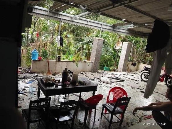 Mưa vàng kèm lốc xoáy tốc mái 80 nhà dân Hà Tĩnh - Ảnh 1. Mưa vàng kèm lốc xoáy tốc mái 80 nhà dân Hà Tĩnh - Ảnh 1.