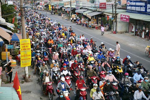 Hàng nghìn người chôn chân chờ qua phà Cát Lái về Sài Gòn - Ảnh 1. Hàng nghìn người chôn chân chờ qua phà Cát Lái về Sài Gòn - Ảnh 1.