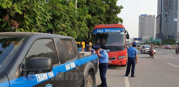 Xe 29 chỗ nhồi nhét tới... 73 hành khách xuôi về Hà Nội - Ảnh 1. Xe 29 chỗ nhồi nhét tới... 73 hành khách xuôi về Hà Nội - Ảnh 1.