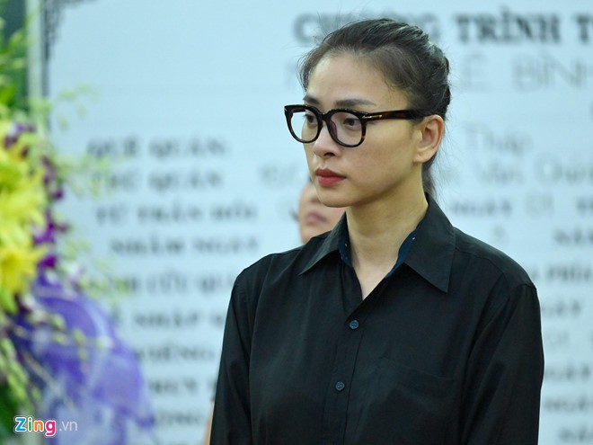 Ngô Thanh Vân, Đại Nghĩa bật khóc khi đến viếng nghệ sĩ Lê Bình - Ảnh 1. Ngô Thanh Vân, Đại Nghĩa bật khóc khi đến viếng nghệ sĩ Lê Bình - Ảnh 1.