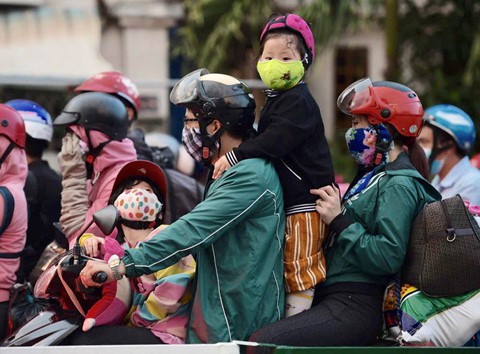 Hàng nghìn người chôn chân chờ qua phà Cát Lái về Sài Gòn - Ảnh 2. Hàng nghìn người chôn chân chờ qua phà Cát Lái về Sài Gòn - Ảnh 2.