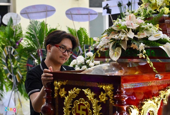 Ngô Thanh Vân, Đại Nghĩa bật khóc khi đến viếng nghệ sĩ Lê Bình - Ảnh 2. Ngô Thanh Vân, Đại Nghĩa bật khóc khi đến viếng nghệ sĩ Lê Bình - Ảnh 2.