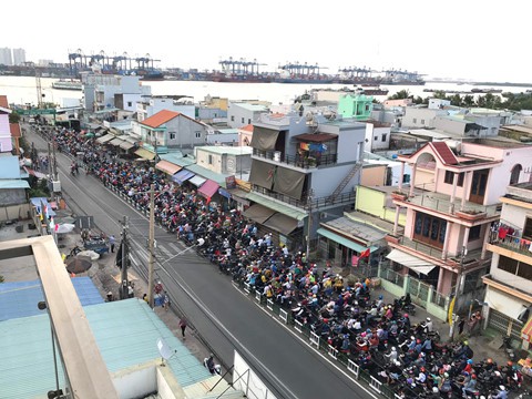 Hàng nghìn người chôn chân chờ qua phà Cát Lái về Sài Gòn - Ảnh 3. Hàng nghìn người chôn chân chờ qua phà Cát Lái về Sài Gòn - Ảnh 3.
