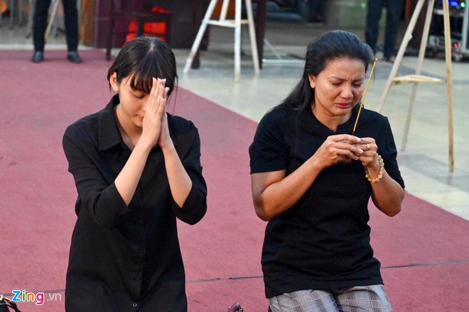 Ngô Thanh Vân, Đại Nghĩa bật khóc khi đến viếng nghệ sĩ Lê Bình - Ảnh 4. Ngô Thanh Vân, Đại Nghĩa bật khóc khi đến viếng nghệ sĩ Lê Bình - Ảnh 4.