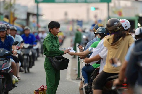 Hàng nghìn người chôn chân chờ qua phà Cát Lái về Sài Gòn - Ảnh 5. Hàng nghìn người chôn chân chờ qua phà Cát Lái về Sài Gòn - Ảnh 5.