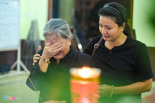 Ngô Thanh Vân, Đại Nghĩa bật khóc khi đến viếng nghệ sĩ Lê Bình - Ảnh 6. Ngô Thanh Vân, Đại Nghĩa bật khóc khi đến viếng nghệ sĩ Lê Bình - Ảnh 6.
