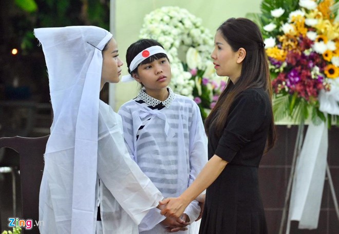 Ngô Thanh Vân, Đại Nghĩa bật khóc khi đến viếng nghệ sĩ Lê Bình - Ảnh 8. Ngô Thanh Vân, Đại Nghĩa bật khóc khi đến viếng nghệ sĩ Lê Bình - Ảnh 8.