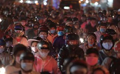 Hàng nghìn người 'chôn chân' chờ qua phà Cát Lái về Sài Gòn