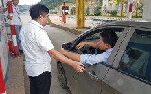 Lãnh đạo trạm BOT Hòa Lạc - Hòa Bình bỏ 17.500 đồng tiền túi mua vé hộ chủ xe con