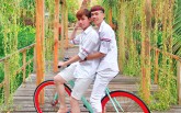 Cặp đôi đồng tính 'gây sốt' với bộ ảnh đẹp như hoa cùng những khoảnh khắc ngọt ngào