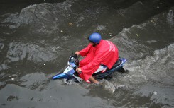 Mưa như trút nước, nhiều tuyến đường tại TP HCM biến thành 'sông'