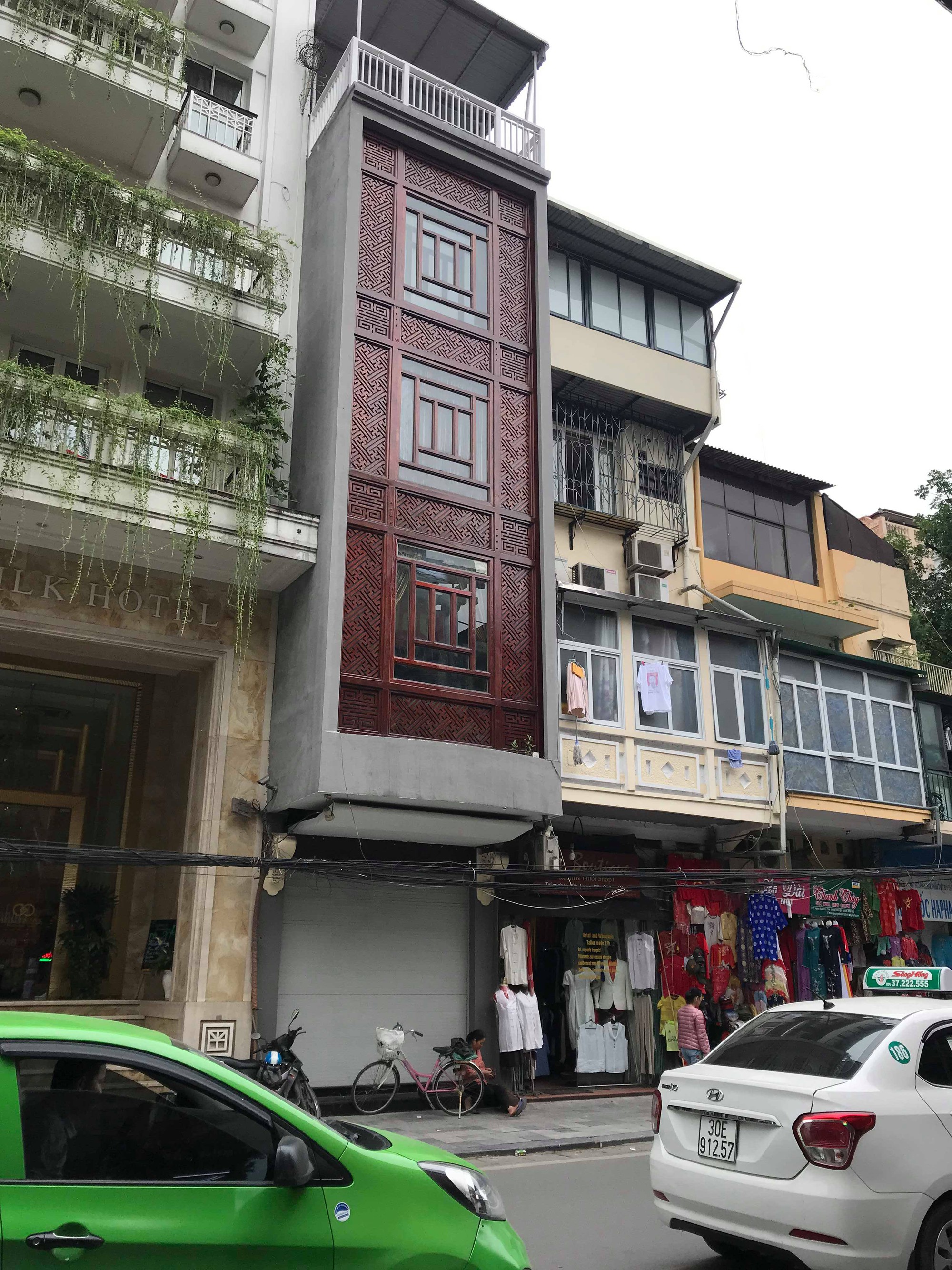 Sau hai năm đóng cửa, cửa hàng KhaiSilk tu sửa, gỡ biển hiệu - Ảnh 1.