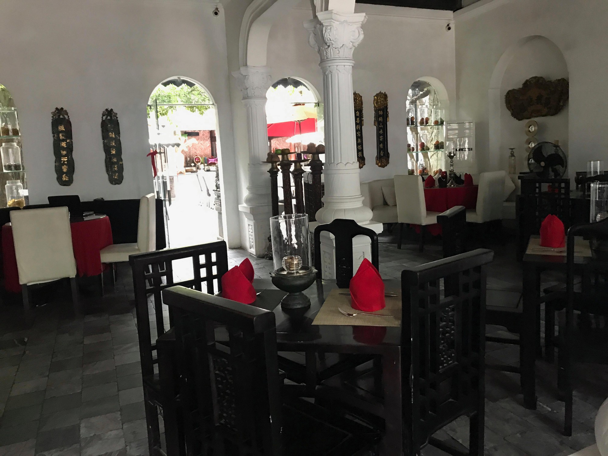 Sau hai năm đóng cửa, cửa hàng KhaiSilk tu sửa, gỡ biển hiệu - Ảnh 4.