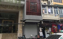 Sau hai năm đóng cửa, cửa hàng KhaiSilk tu sửa, gỡ biển hiệu
