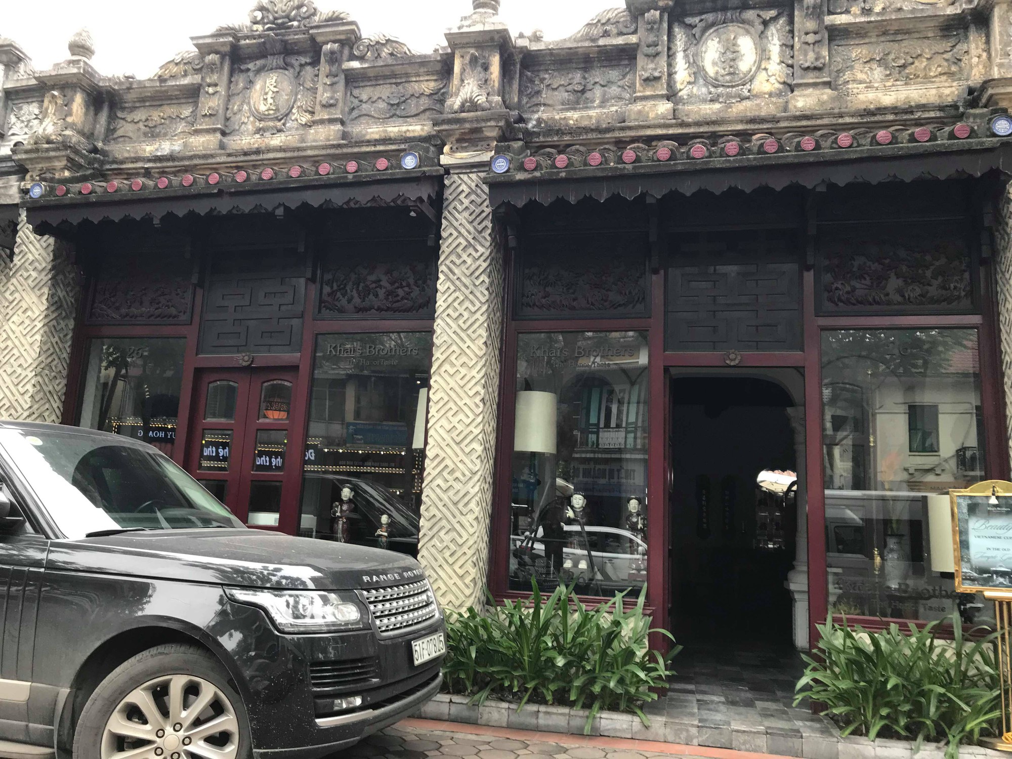 Sau hai năm đóng cửa, cửa hàng KhaiSilk tu sửa, gỡ biển hiệu - Ảnh 3.