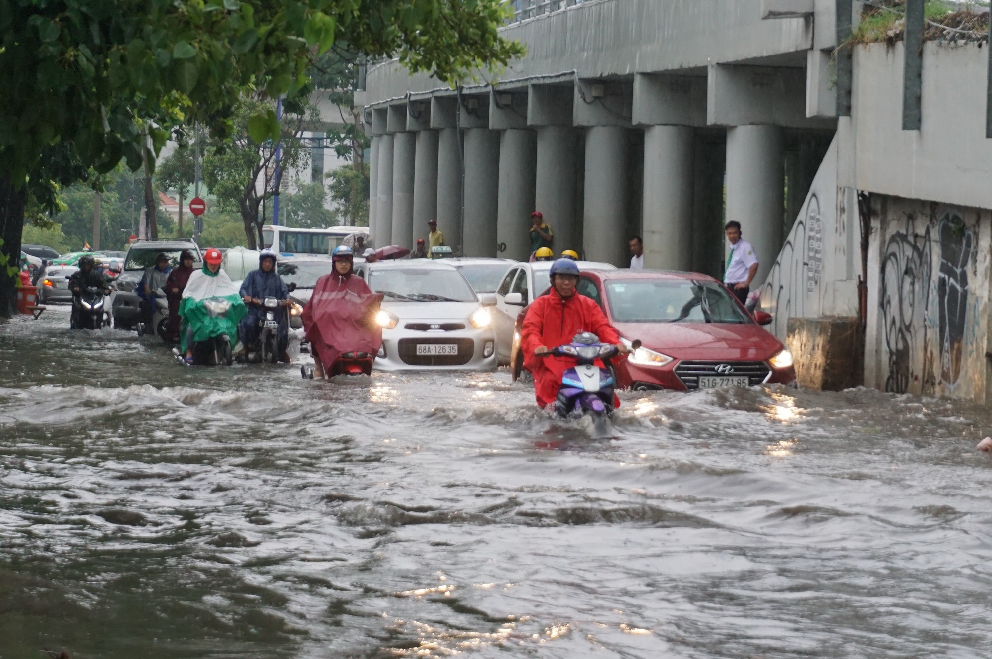 Mưa như trút nước, nhiều tuyến đường tại TP HCM biến thành sông - Ảnh 10.