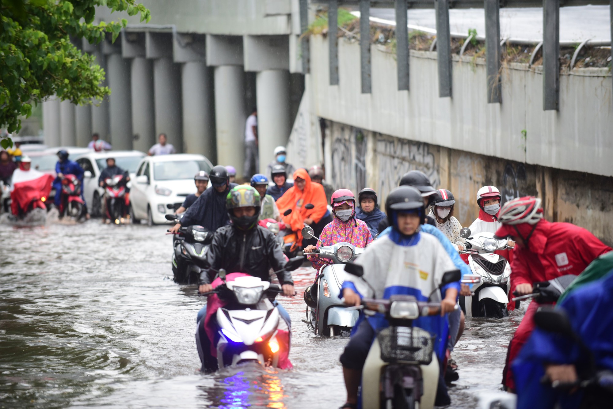 Mưa như trút nước, nhiều tuyến đường tại TP HCM biến thành sông - Ảnh 1.