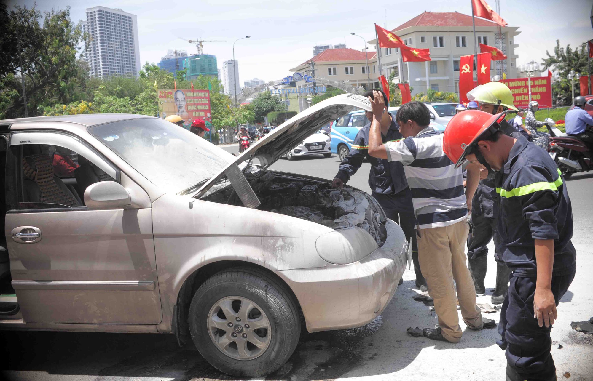 Nha Trang: Nhiều du khách hoảng sợ vì xe ô tô bất ngờ bốc cháy gần nhà thờ đá - Ảnh 1. Nha Trang: Nhiều du khách hoảng sợ vì xe ô tô bất ngờ bốc cháy gần nhà thờ đá - Ảnh 1.