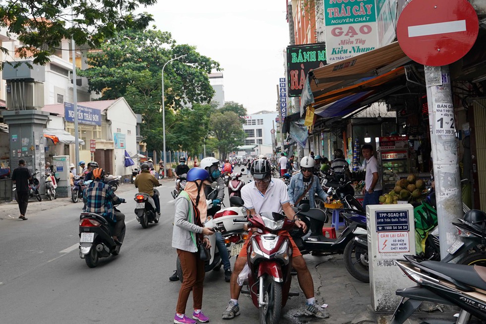 CSGT đóng chốt phạt xe ngược chiều: Cả đường náo loạn; công an kìa, quay đầu lại! - Ảnh 12. CSGT đóng chốt phạt xe ngược chiều: Cả đường náo loạn; công an kìa, quay đầu lại! - Ảnh 12.