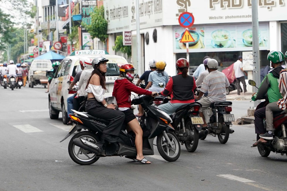 CSGT đóng chốt phạt xe ngược chiều: Cả đường náo loạn; công an kìa, quay đầu lại! - Ảnh 13. CSGT đóng chốt phạt xe ngược chiều: Cả đường náo loạn; công an kìa, quay đầu lại! - Ảnh 13.