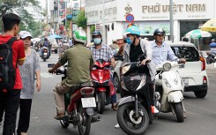 CSGT đóng chốt phạt xe ngược chiều: Cả đường náo loạn; 'công an kìa, quay đầu lại!'