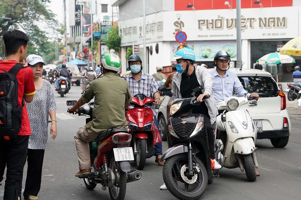 CSGT đóng chốt phạt xe ngược chiều: Cả đường náo loạn; công an kìa, quay đầu lại! - Ảnh 6. CSGT đóng chốt phạt xe ngược chiều: Cả đường náo loạn; công an kìa, quay đầu lại! - Ảnh 6.