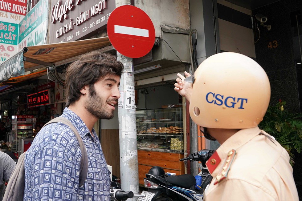 CSGT đóng chốt phạt xe ngược chiều: Cả đường náo loạn; công an kìa, quay đầu lại! - Ảnh 8. CSGT đóng chốt phạt xe ngược chiều: Cả đường náo loạn; công an kìa, quay đầu lại! - Ảnh 8.