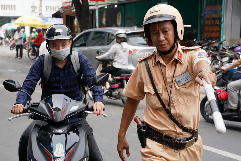 CSGT đóng chốt phạt xe ngược chiều: Cả đường náo loạn; công an kìa, quay đầu lại! - Ảnh 9. CSGT đóng chốt phạt xe ngược chiều: Cả đường náo loạn; công an kìa, quay đầu lại! - Ảnh 9.
