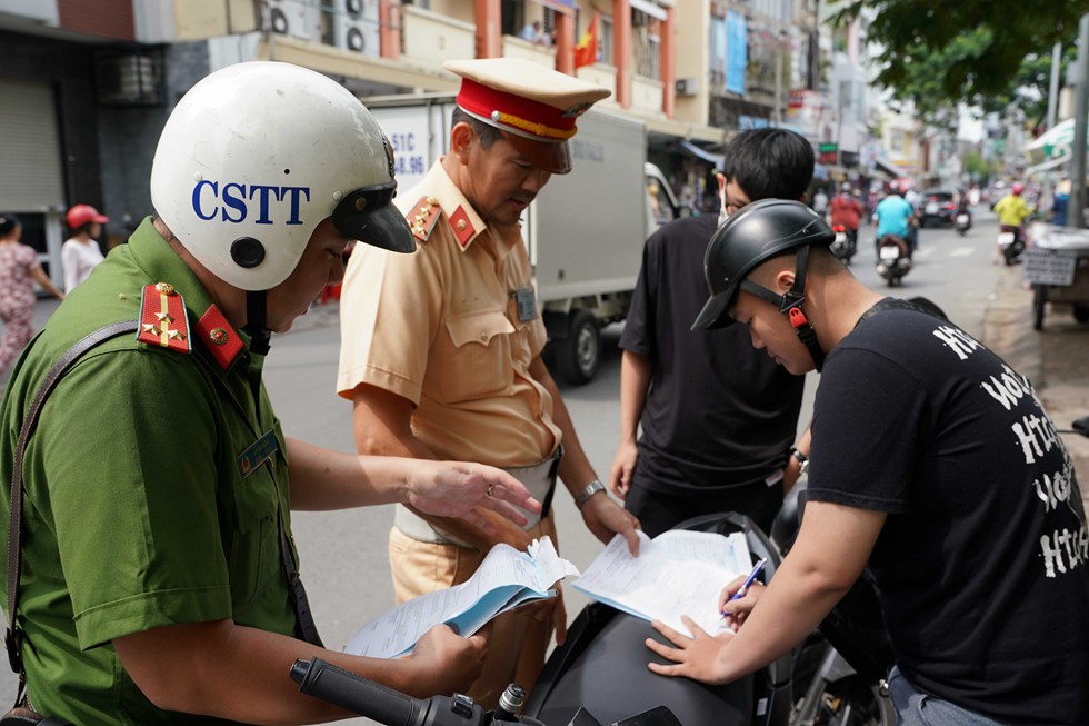 CSGT đóng chốt phạt xe ngược chiều: Cả đường náo loạn; công an kìa, quay đầu lại! - Ảnh 7. CSGT đóng chốt phạt xe ngược chiều: Cả đường náo loạn; công an kìa, quay đầu lại! - Ảnh 7.