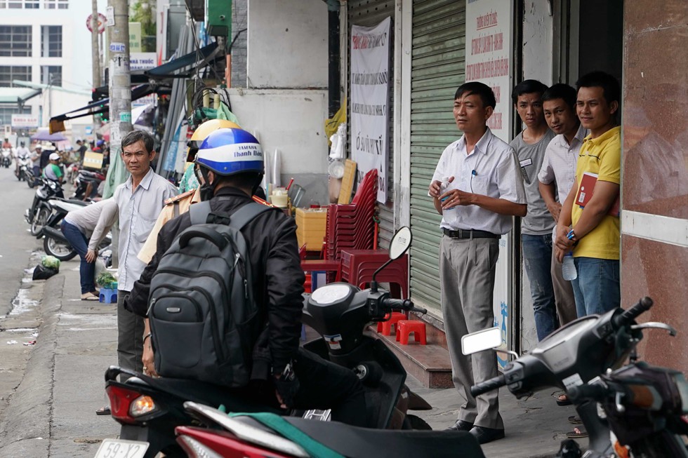 CSGT đóng chốt phạt xe ngược chiều: Cả đường náo loạn; công an kìa, quay đầu lại! - Ảnh 5. CSGT đóng chốt phạt xe ngược chiều: Cả đường náo loạn; công an kìa, quay đầu lại! - Ảnh 5.