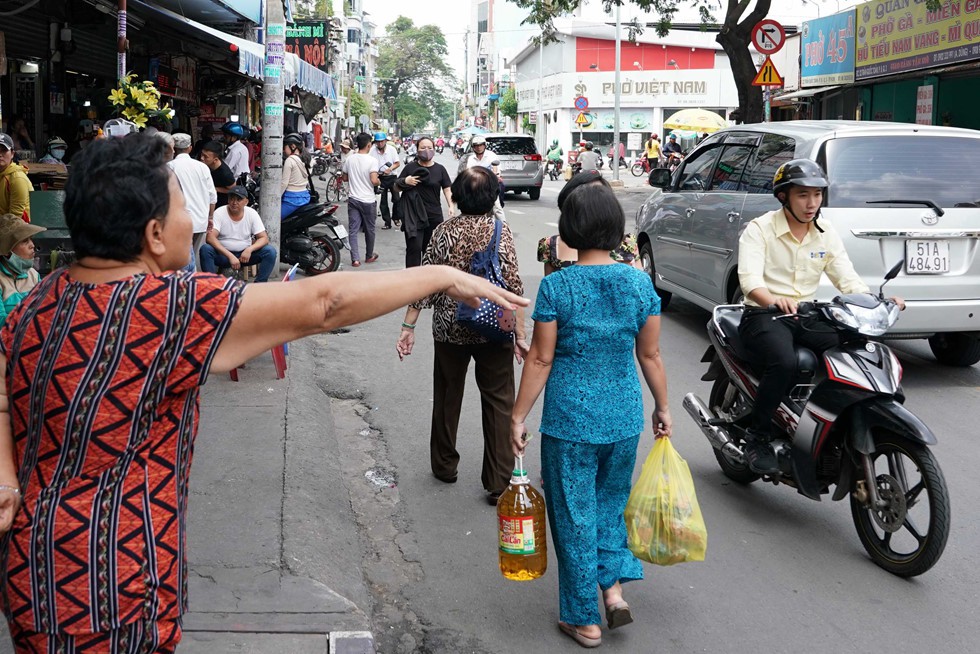 CSGT đóng chốt phạt xe ngược chiều: Cả đường náo loạn; công an kìa, quay đầu lại! - Ảnh 3. CSGT đóng chốt phạt xe ngược chiều: Cả đường náo loạn; công an kìa, quay đầu lại! - Ảnh 3.