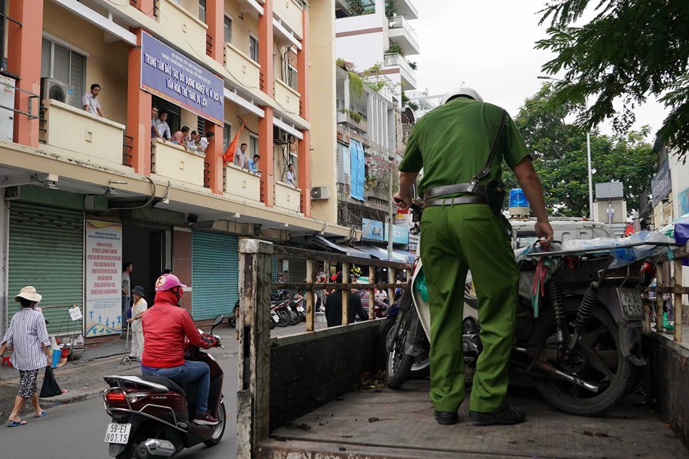CSGT đóng chốt phạt xe ngược chiều: Cả đường náo loạn; công an kìa, quay đầu lại! - Ảnh 4. CSGT đóng chốt phạt xe ngược chiều: Cả đường náo loạn; công an kìa, quay đầu lại! - Ảnh 4.