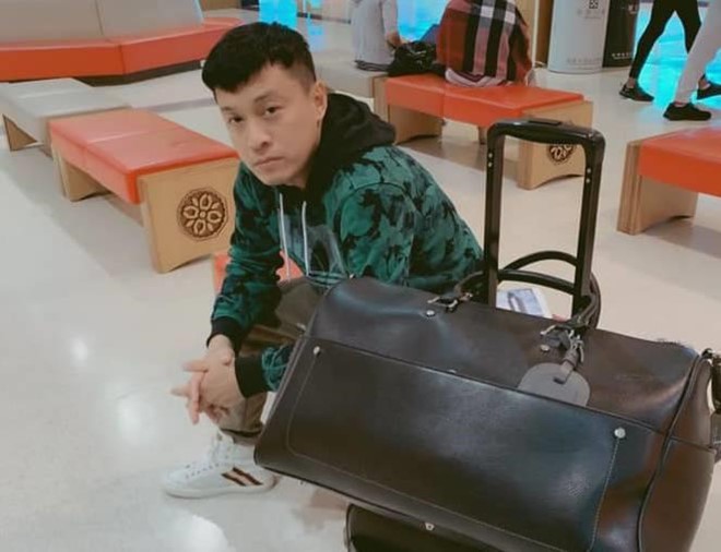 Lam Trường bị mất hộ chiếu, phải ngủ vạ vật ở sân bay Đài Loan - Ảnh 2. Lam Trường bị mất hộ chiếu, phải ngủ vạ vật ở sân bay Đài Loan - Ảnh 2.