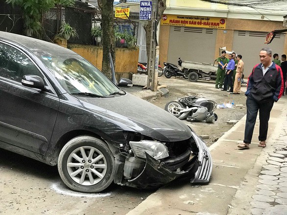 Vụ nữ tài xế Camry tông chết người ở Hà Nội: Lùi xe làm chết người có thể bị xử lý như thế nào? - Ảnh 1. Vụ nữ tài xế Camry tông chết người ở Hà Nội: Lùi xe làm chết người có thể bị xử lý như thế nào? - Ảnh 1.