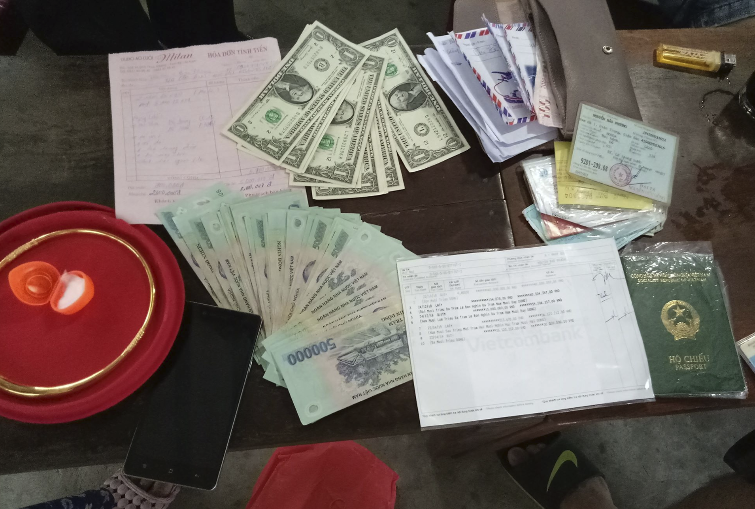 Cô gái Quảng Nam mừng hớn hở nhận lại hơn 100 triệu đồng tiền cưới đánh rơi - Ảnh 1. Cô gái Quảng Nam mừng hớn hở nhận lại hơn 100 triệu đồng tiền cưới đánh rơi - Ảnh 1.