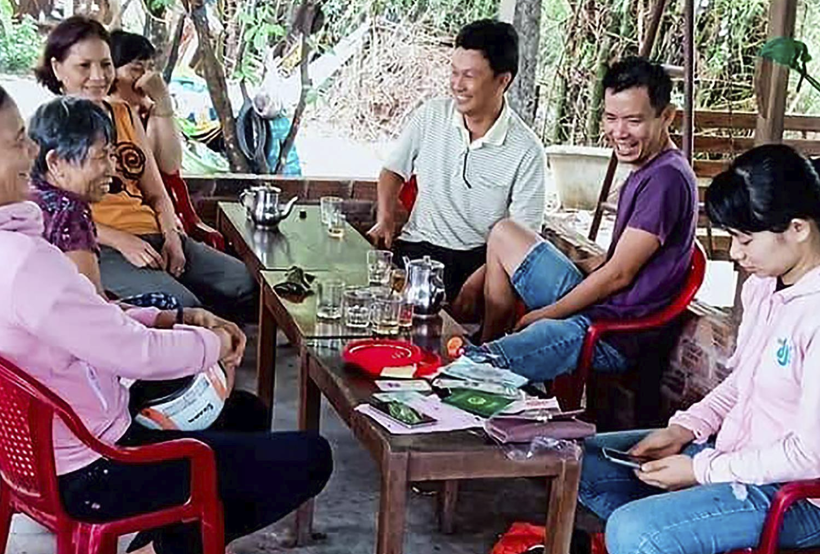 Cô gái Quảng Nam mừng hớn hở nhận lại hơn 100 triệu đồng tiền cưới đánh rơi - Ảnh 2. Cô gái Quảng Nam mừng hớn hở nhận lại hơn 100 triệu đồng tiền cưới đánh rơi - Ảnh 2.
